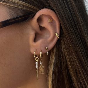 Sunset Earrings Set featuring engraved sunset charm and elegant asymmetrical design in gold.