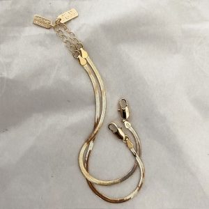 Double Jessica Bracelet featuring two delicate chains in gold, perfect for layering with a minimal style.