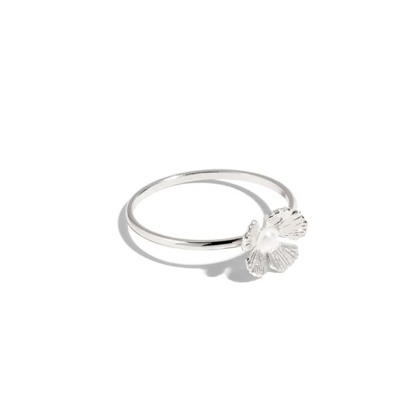 Tiny Miu Flower Ring